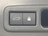【パワーバックドア】スマートキーや運転席のボタンを押すだけでリアゲートが自動で開閉します!荷物を持っている時や、高い位置にあるバックドアを閉める際に便利な機能です♪