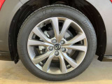 力強い走りを予感させる足回り。ホイールは【215/55R18】を設定。