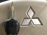 【電動格納ミラー】サイドミラーは電動格納式となっており、狭い駐車場でもキズがつくリスクを抑えられます。