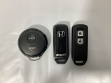 スマートキーを装備しています。鍵を差し込むことなくドアロックの開け閉めと、スタートボタン操作でのエンジンスタートができます。加えて、純正リモコンエンジンスターター用の操作キーもついています。