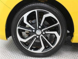 純正アルミホイールは精度が高く、走行の安定性が優れています。タイヤサイズ165/50R15