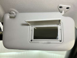 【運転席サンバイザー】鏡が付いているのでメイク直しなどに便利★