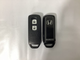 スマートキーを装備しています。鍵を差し込むことなくドアロックの開け閉めと、スタートボタン操作でのエンジンスタートができます。スペアキーも同じものを用意しております。