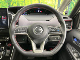 インテリアに合わせたデザインのステアリングは、運転される方のことも考え、運転しやすい形状、大きさです。是非一度、実際に触ってお確かめください。