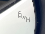 【ブラインドスポットモニター】走行中、ドアミラーの死角になりやすい箇所に後続車が接近するとサイドミラー付近に警告を表示、ドライバーに注意喚起をしてくれます。