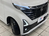 【LEDヘッドライト】悪天候や夜間走行時も良好な視界を確保し安心して運転できる高輝度LEDヘッドライトを装備!点灯速度が早く、消費電力も抑えられています。