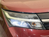 【LEDヘッドライト】悪天候や夜間走行時も良好な視界を確保し安心して運転できる高輝度LEDヘッドライトを装備!点灯速度が早く、消費電力も抑えられています。