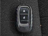 ◆スマートキー◆カギをバッグやポケットに入れたままでもドアロックの開閉ができる『スマートキー』付き!雨天や暗くなってもカギを取り出す必要がなくドアの開錠&エンジンも始動できます