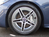 【アルミホイール】18インチのAMG5スポークアルミホイールを装着