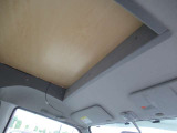 運転席助手席の上空はベットとなっております。