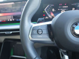 ドライバーが任意で設定した速度をベースに、先行車との車間距離を維持しながら自動で加減速を行い高速走行をサポート。車両停止や再加速も自動で行います