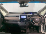 見通しの良い運転席回りとなっておりますので安心して運転をして頂けます!窓が大きいので明るく開放的な室内です