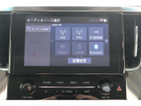 【ディスプレイオーディオ】スマホをクルマとつなぐだけで、おなじみのアプリをディスプレイオーディオ上で気軽に使えるようになります。ハンズフリー通話や各種機能を音声操作できるので、運転中でも安心♪