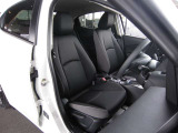 運転席はシートアジャスターが付いていて、座高が調整可能です。クッションなどを敷かなくてもしっかり前方が見えるように調整できるので、身長が小柄な方にも嬉しい装備ですね。