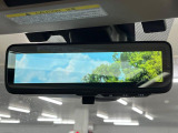 【スマートリヤビューミラー】後席の大きな荷物や同乗者で後方が確認しづらい時でも安心!カメラが撮影した車両後方の映像をルームミラー内に表示。クリアな視界で状況の確認が可能です!