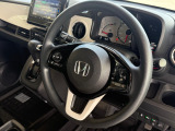 【ステアリングスイッチ】が付いており運転中に前方から目線をそらすことなくオーディオ等の操作が可能なので安心・快適にカーライフをお楽しみいただけます。