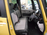 すわり心地の良い運転席・助手席です。長時間のドライブの疲れ軽減に貢献します。どうぞ快適なドライブを♪