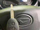 【キーレス】少し離れた場所からでもボタン一つでドアの開錠・施錠ができるのでとっても便利!ドアの鍵穴周りに傷をつけることもありません♪