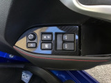 電動格納式ドアミラーのスイッチは運転席ドアにあります。