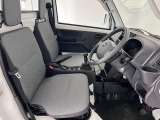 ゆったりと座れる運転席シートですのでストレスなく運転が出来ますよ!