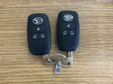 【スマートキー】 スマートキーを携帯していれば、ドアハンドルのボタンを押してロックの解除ができ、パワースライドドアもワンタッチで開閉できます