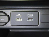 USB端子と充電ポートを装備しています。