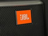 【JBLサウンドシステム】メーカーオプションの高品位サウンドシステムを搭載。専用のチューニングが施された大小様々なスピーカーから良質なサウンドが奏でられ、臨場感あふれる音響空間を演出します。