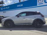 純正アルミで全体的にデザインがまとまっています。車も人も、オシャレはまずは足元からですね。