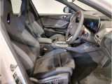 【コックピットシート】BMW車の主役席。車体中央にくる様に配置し車両重心とが一致する事でドライバーと車との一体感あるドライビングを実現。人間工学に基づき形成した形状が長時間のドライブ疲労も軽減します!