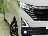 【LEDヘッドライト】悪天候や夜間走行時も良好な視界を確保し安心して運転できる高輝度LEDヘッドライトを装備!点灯速度が早く、消費電力も抑えられています。