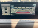 360度ビューカメラを搭載。4方の小型カメラの映像を処理し、車両真上からの映像に変換しています。