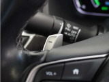 減速セレクターは、ステアリングホイールの左右に取り付けられた2つのパドルスイッチで減速の強さを調整。 左側の「-」を操作すると減速を強く、右側の「+」を操作すると減速を弱くすることができます。