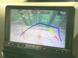 【バックカメラ】駐車時に後方がリアルタイム映像で確認できます。大型商業施設や立体駐車場での駐車時や、夜間のバック時に大活躍!運転スキルに関わらず、今や必須となった装備のひとつで