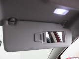 サンバイザーのミラー部をあけるとLEDが点灯します