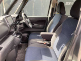 運転席シートには肘掛もついてます。