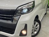 【LEDヘッドライト】悪天候や夜間走行時も良好な視界を確保し安心して運転できる高輝度LEDヘッドライトを装備!点灯速度が早く、消費電力も抑えられています。