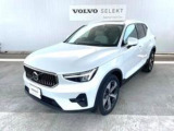 2025年3月登録のボルボXC40 ウルトラ B4AWDです。ボディーカラーはクリスタルホワイトプレミアムで、シートカラーは美しいブロンドの本革製です。北欧の感性が磨き上げた、コンパクトSUVです。