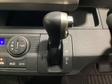 CVT車のセレクトレバーです。低速から高速まで、変速ショックのないスムーズな走りを実現するとともに、エンジン効率のよい領域を維持することで燃費にも貢献します。