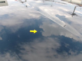ルーフの運転席側前方にキズがあります。
