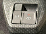 指先だけで簡単に操作が可能な電動パーキングブレーキを採用。「HOLD」スイッチを押すと、渋滞や信号待ちなどでブレーキペダルから足を離しても、ブレーキを保持するので安心です