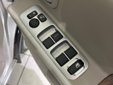 【電動格納ミラー】サイドミラーは電動格納式となっており、狭い駐車場でもキズがつくリスクを抑えられます。