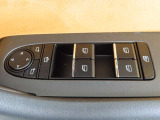 運転席のパワーウインドースイッチ部です。よく触れる場所だからこそ、使用状態があらわれますよね。ぜひこうした所もチェックしてください。