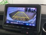 リバースギアに入れるだけで後方の表示へ切り替わります。夜間や雨の日の駐車も楽になりますよ。