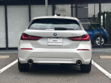 BMWのテールランプはプレスラインへと続く形状のため、統一感のある綺麗なラインを演出しております。