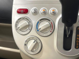 【電動格納ミラー】サイドミラーは電動格納式となっており、狭い駐車場でもキズがつくリスクを抑えられます。
