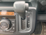 【オートエアコン】一度お好みの温度に設定すれば、車内の温度を検知し風量や温度を自動で調整。暑い…寒い…と何度もスイッチ操作をする必要はありません。快適な車内空間には必須の機能ですね♪