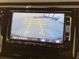 リバースギアに入れるだけで後方の表示へ切り替わります。夜間や雨の日の駐車も楽になりますよ。