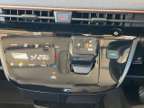オートエアコンで温度調整も楽チン!四季を問わず快適に運転することが出来ます。