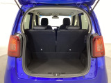 開口部も広く荷物の積み下ろしもしやすいお車となっております。シートの背もたれは5:5の割合で背もたれを可倒でき、前後のシートスライドもできるので荷室をひろげることができます。