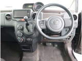 運転席から各種ボタンの操作がしやすいように設計されたデザイン。お子様がドアや窓でいたずらをしても安全管理ができます。
